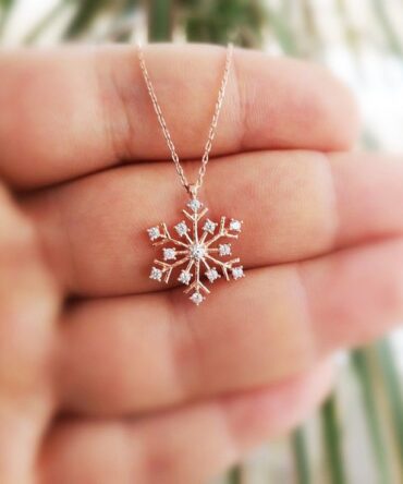 Woman stylish pendant necklace